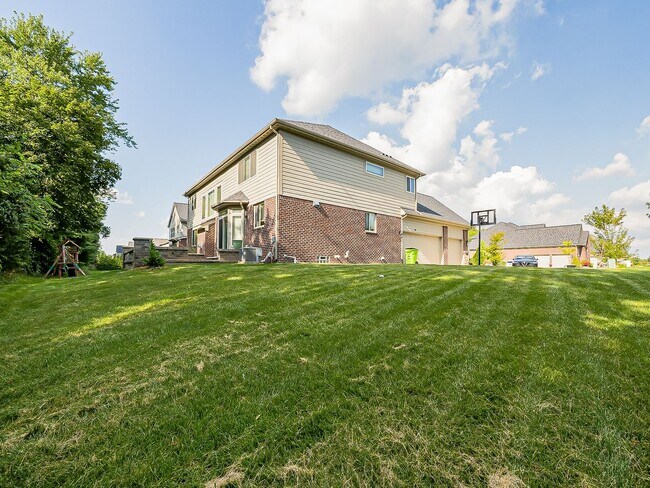 Building Photo - AVAILABLE NOW! Stunning 5-Bedroom Home in ...
