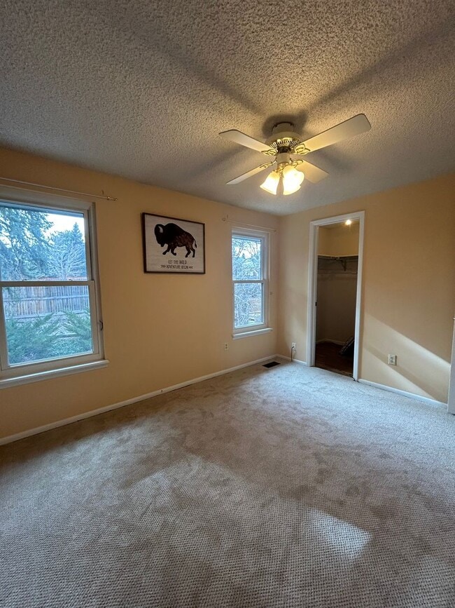 Building Photo - 5 BR/3 1/2 BA in the Desirable Meadowglen Community!!