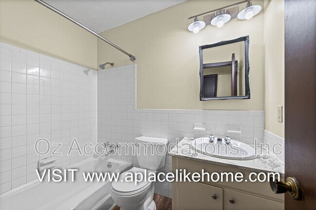 Building Photo - 608 E 78th St