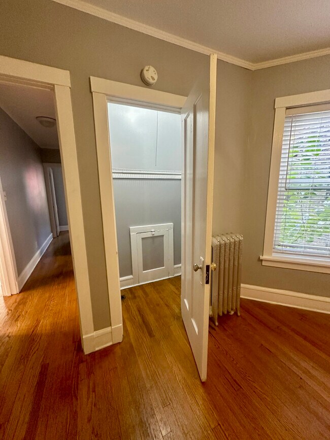 Building Photo - 6442 N Bosworth Ave