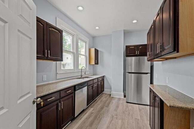 Building Photo - 138 Linnview Ave