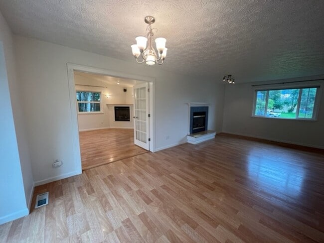 Building Photo - Gorgeous Eagle River Home w/ Open Concept Layout!