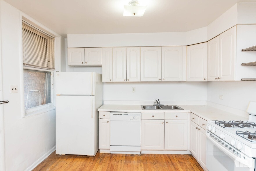 Building Photo - 2654 W Ardmore Ave