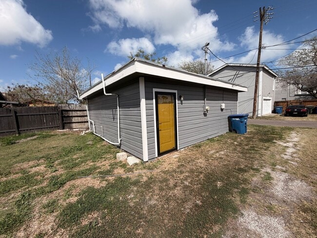 Building Photo - This studio apartment is conveniently located one block from Spohn Shoreline,