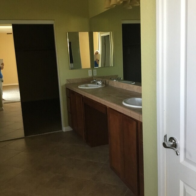 Building Photo - Northwest 4 Bedroom Beauty!!