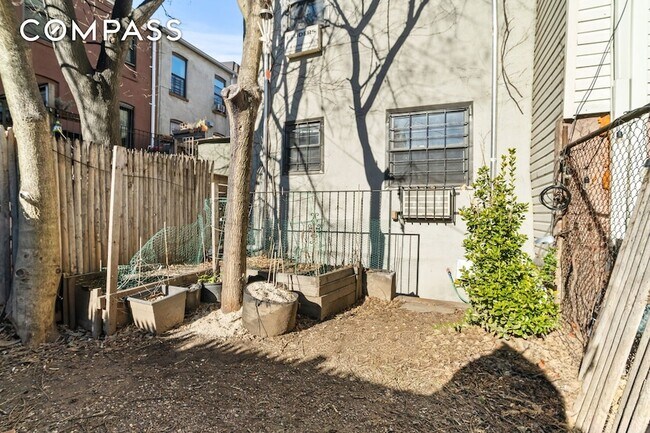 Building Photo - 352 Lexington Ave