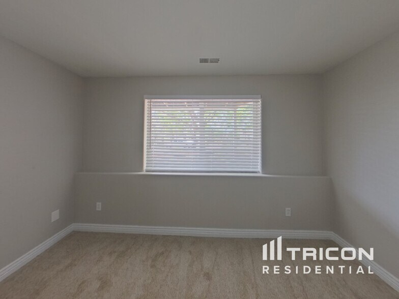 Building Photo - 441 Valley Hi Cir