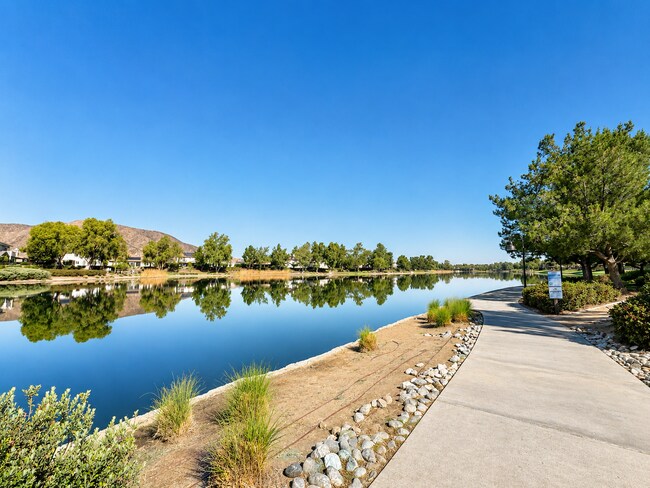 Building Photo - Beautiful Heritage Lake 3 Bedroom+ House for rent