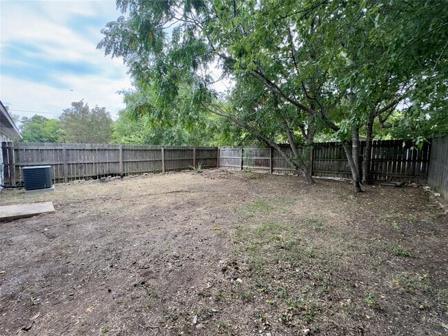 Building Photo - 709 San Saba St