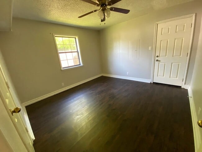 Building Photo - 1107 Esma St