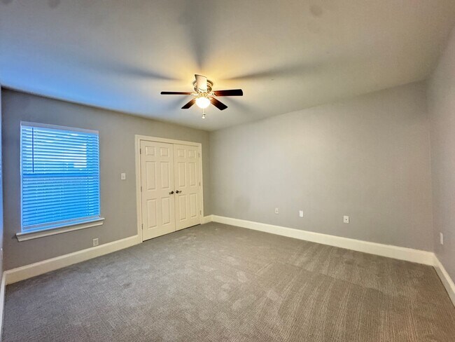 Building Photo - 627 W 2nd St