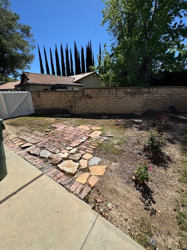 Building Photo - Prime Cul-de-Sac Location with Expansive Backyard