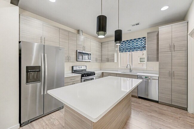 Building Photo - Modern-3 bedroom -3.5 bathroom Townhome in Santa Fe Art District