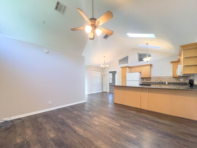 Building Photo - 15424 Camarillo St