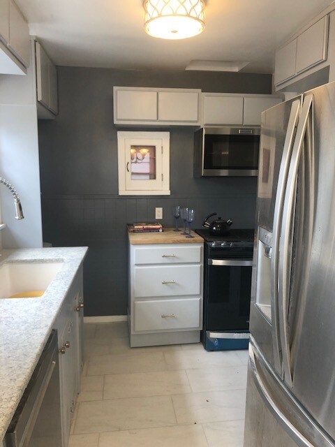 Sunny kitchen with dining -all new ceramic tile and quartz counter. Brand new stove & microwave - 1444 Silver Lake Blvd