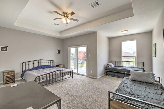 Building Photo - 4909 Sunflower St