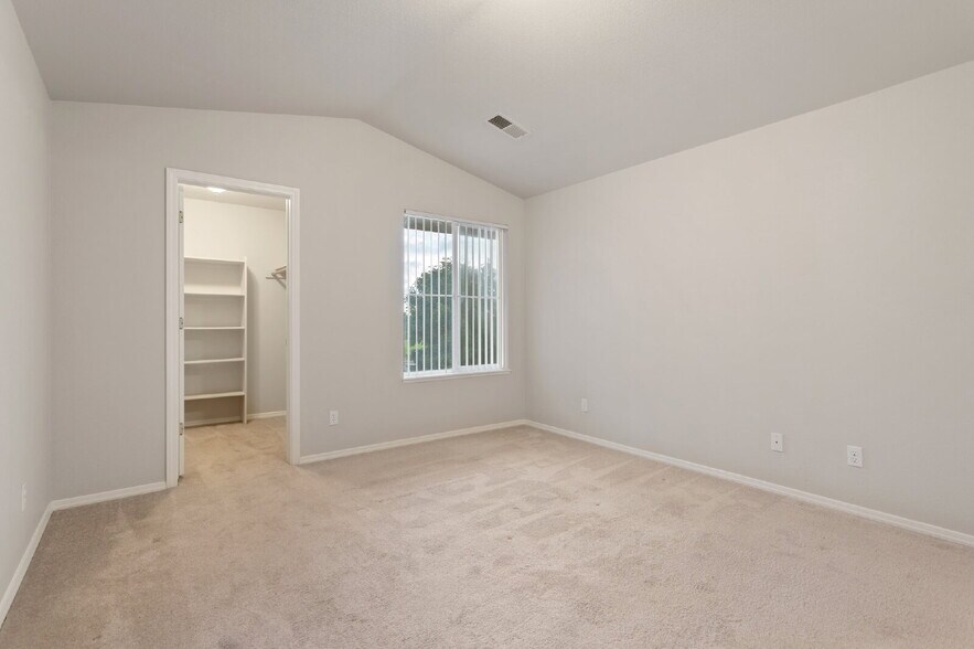 Building Photo - Stylish 3-Bed Condo in Gated Community – J...