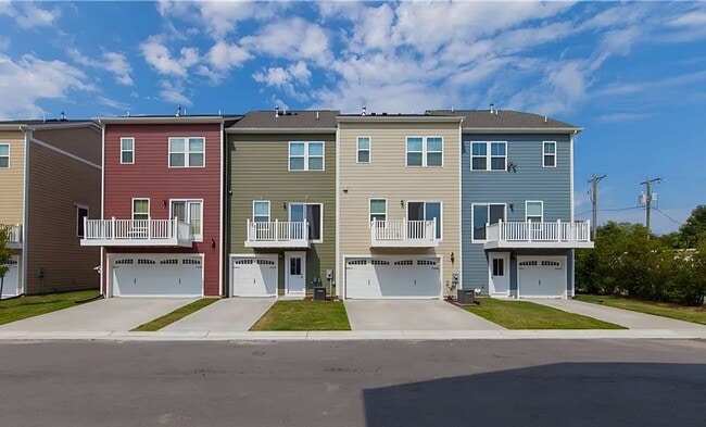Building Photo - Tri Level Townhouse Ready for A New Tenant