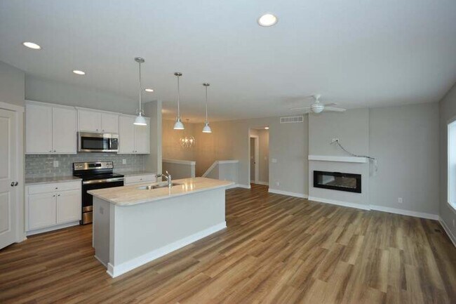 Building Photo - 5447 Rowling Dr