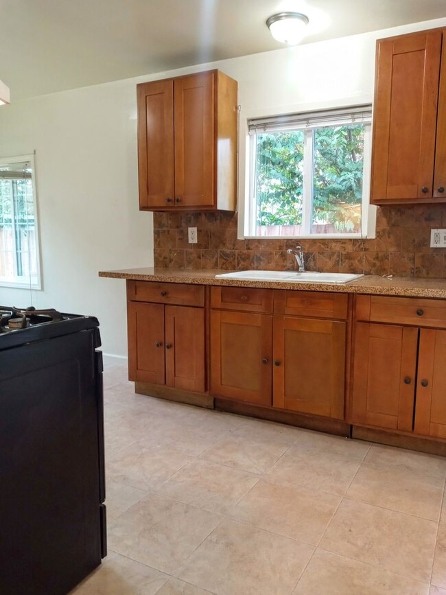 Building Photo - LAUR62-64