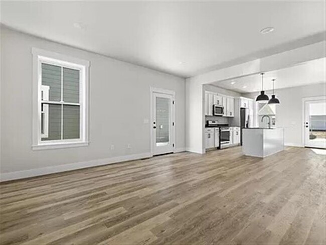 Building Photo - Exquisite Home