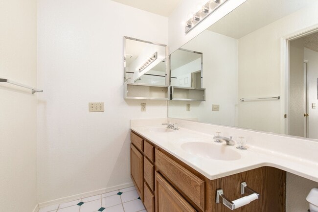 Building Photo - CENTRAL 2 BED, 2 BATH CONDO BLOCKS FROM UNLV