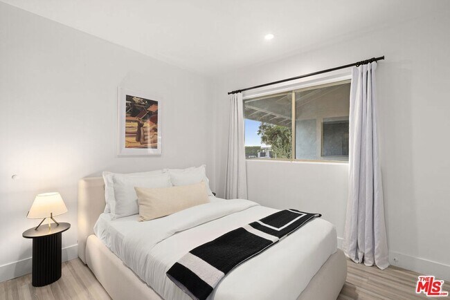 Building Photo - 9289 Swallow Dr