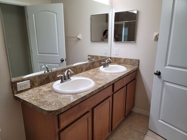 Building Photo - Beautiful Townhome in the Heart of New Tampa!