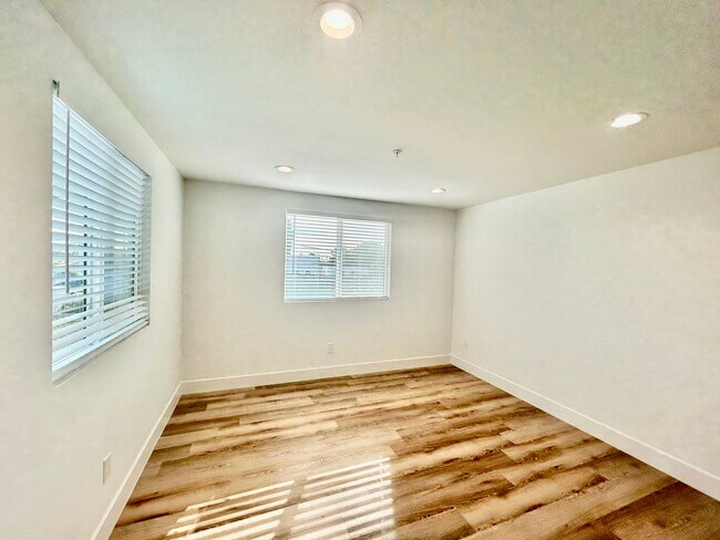 Building Photo - NewB La T 8418