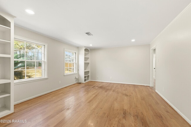 Building Photo - 1401 E Bayou Pkwy