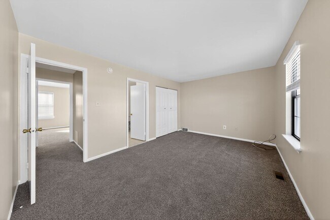 Building Photo - Newly Refinished 2 Bedroom Townhome