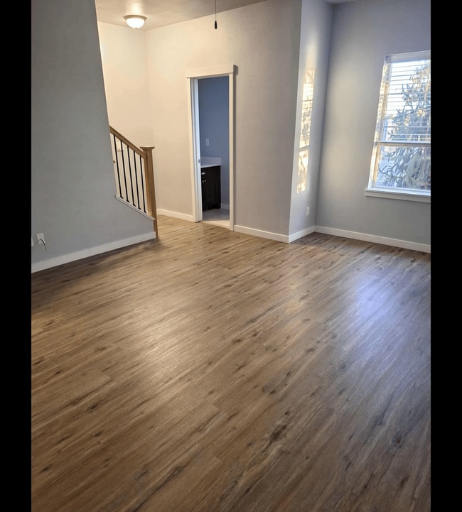 Building Photo - ? Stunning 3 Bedroom, 2.5 Bath Townhome in...
