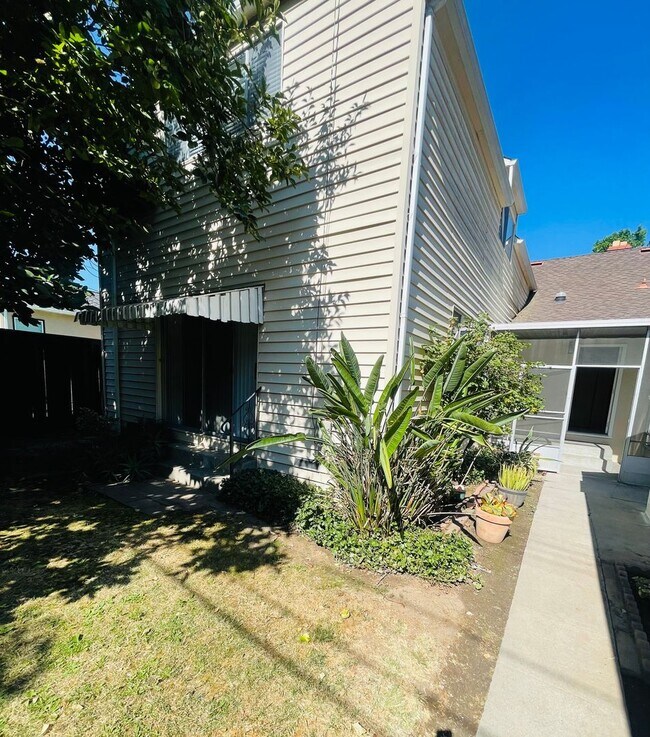 Building Photo - 2/1 rear unit in Land Park