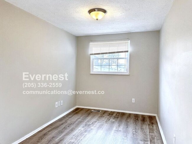 Building Photo - 2068 Robin Hood Dr