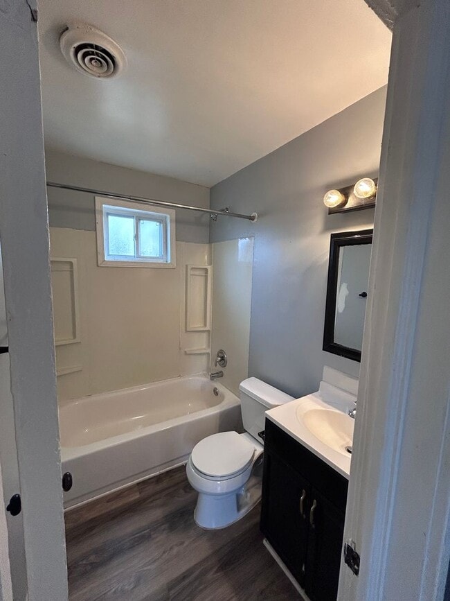 Building Photo - Coming Soon! | Charming 2 Bed, 1 Bath