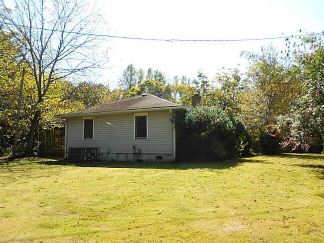 Building Photo - Cozy Ranch