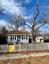 Building Photo - 2 bedroom house in Fulton Hill; Big yard, laundry, central hvac all electric and a deck!