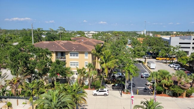 Building Photo - Annual UNfurnished 2/2 condo on top floor ...