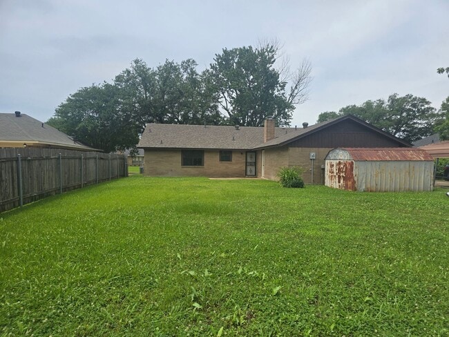 Building Photo - Refurbished - 3 bdrm 2 bath
