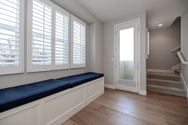 Building Photo - 196 E Main Ave