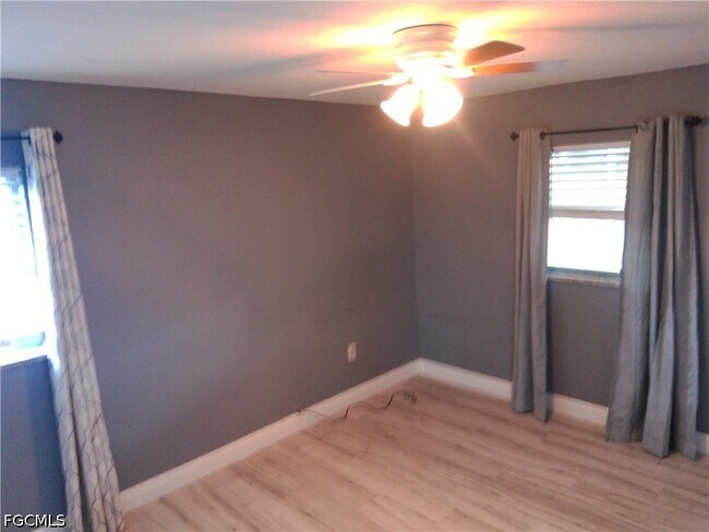Building Photo - 893 Iris Dr