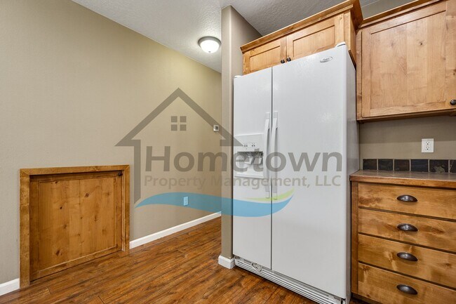 Building Photo - 3 Bedroom 3 Bathroom Home with Attached 2 Car Garage Available in Coeur d'Alene!
