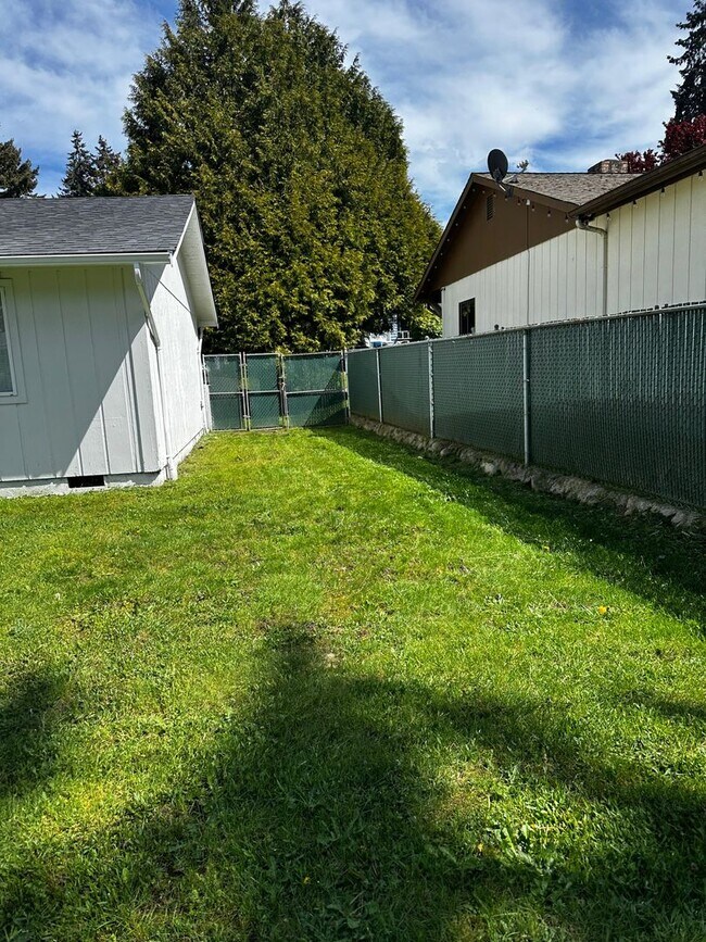 Building Photo - Ready to Move in Refreshed Ramber!