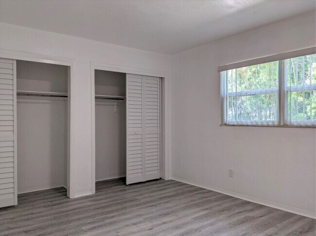 Building Photo - Renovated, spacious and good storage in Tyrone area apartment