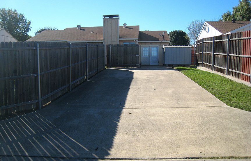 Building Photo - 2406 High Hollow Dr