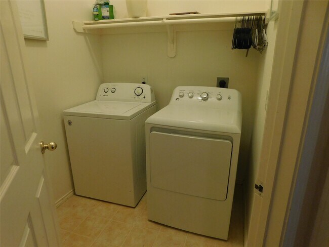 Building Photo - 2511 Branch View Ln