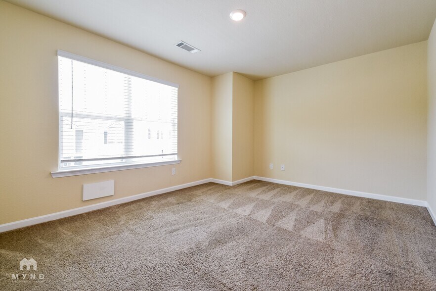 Building Photo - 404 Highwood Ln