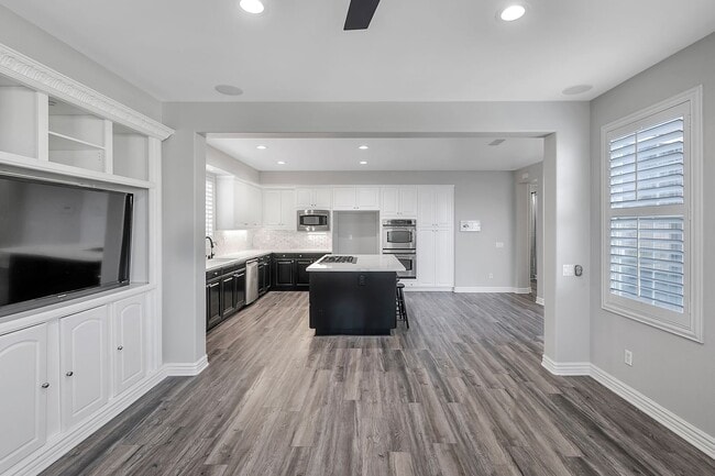 Building Photo - Gorgeous 5 Bedroom Home Behind the Gates i...