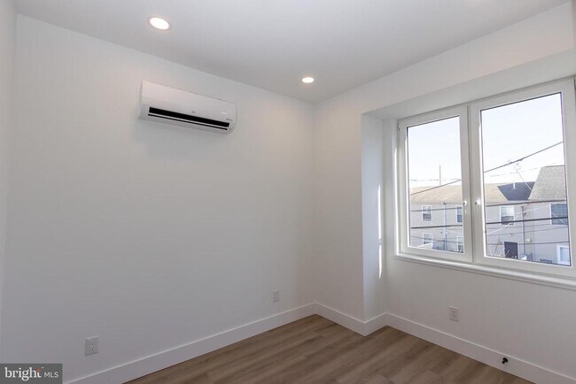 Building Photo - 1544 N Darien St