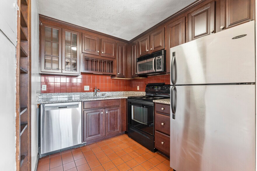 kitchen - 660 Tremont St